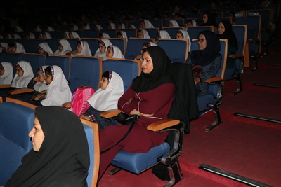 پخش فیلم سینمایی در هفته ملی كودك در سالن همایش خلیج فارس شهر وحیدیه